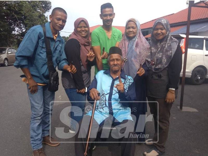 Dari kiri, Mohd Idris, Siti Khatijah, Mohd Ismail, Latipah, Siti Aisyah dan Mat Intan (duduk) antara yang ditemui di pusat pengundian, SK Tanjung Gahai hari ini..
