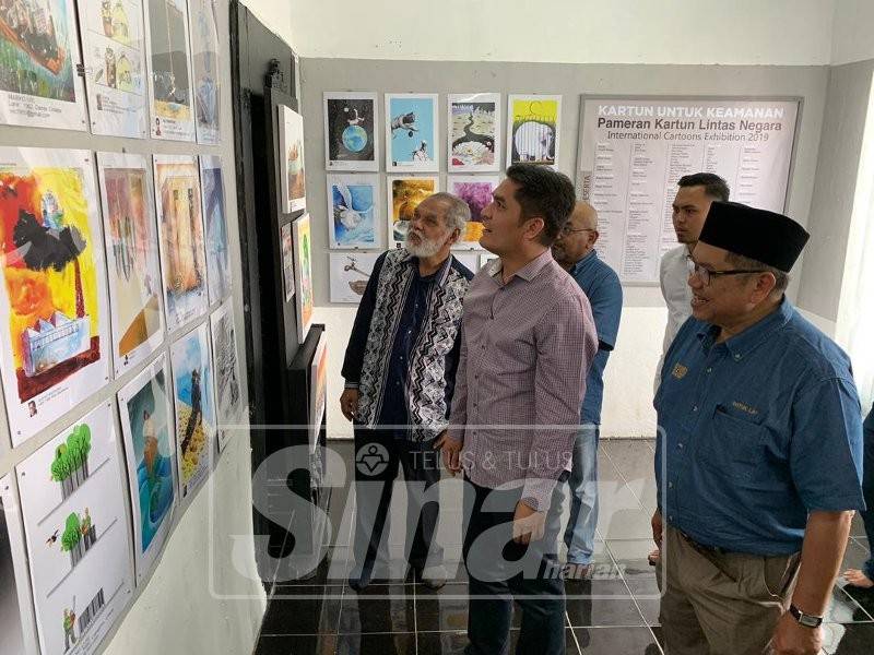 Radzi meluangkan masa melihat pameran tersebut.