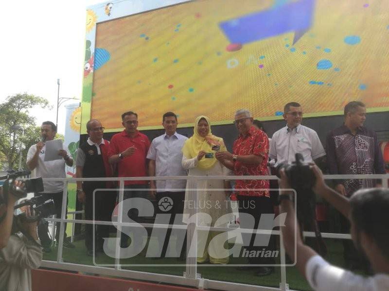 Zuraida menyampaikan kad Mesra Petronas kepada orang awam sebagai menggalakkan kempen kitar semula dan kumpul mata ganjaran.
