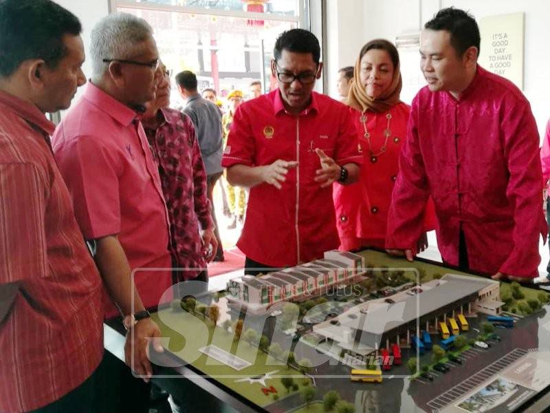 Ahmad Faizal berkata sesuatu ketika melihat model pembangunan kawasan pusat perdagangan Kampar, hari ini.