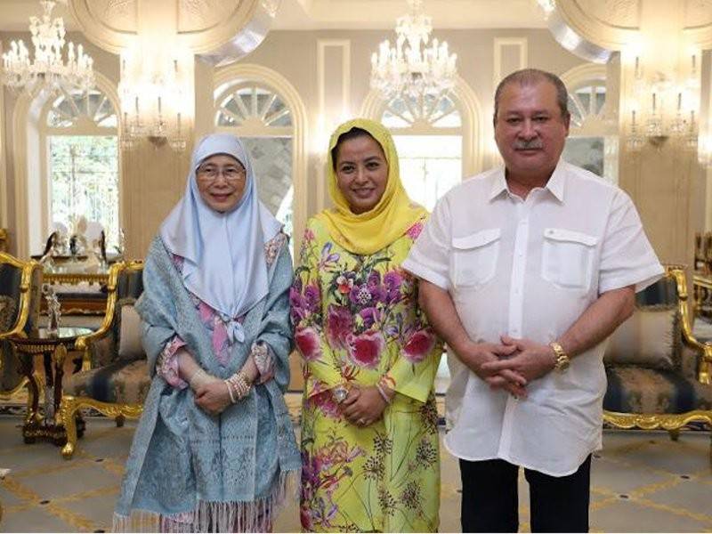Ketibaan Wan Azizah disambut oleh Sultan Ibrahim dan Raja Zarith Sofiah.