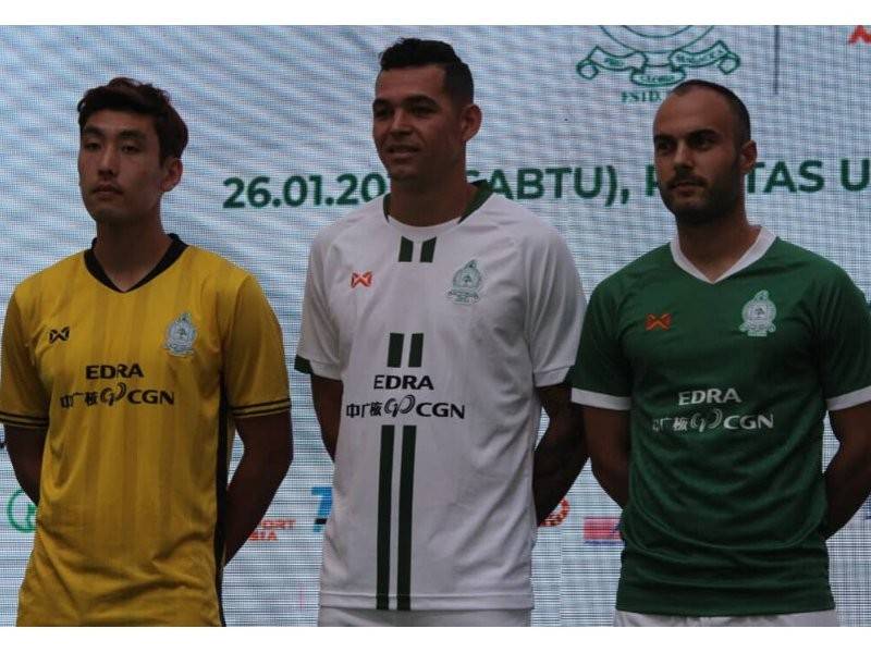 Warna putih yang mendominasi jersi utama pada musim kali ini.