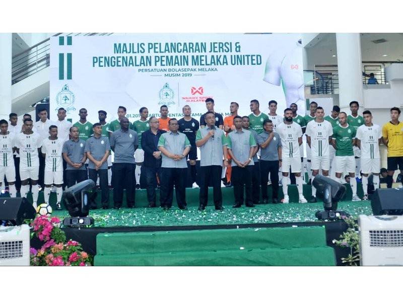 Adly (tengah) menyempurnakan Majlis Pengenalan Pemain dan Jersi MU di Melaka Mall, Ayer Keroh, hari ini.