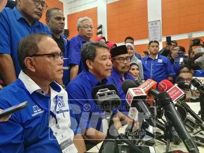 Ramli bersama kepimpinan BN selepas diumumkan kemenangan sebagai Ahli Parlimen Cameron Highlands sebentar tadi.