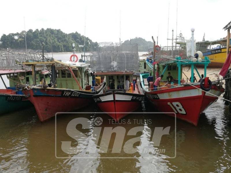 Hanya bot besar yang boleh keluar menangkap ikan ketika musim tengkujuh.