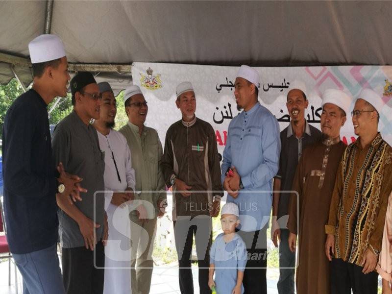 Akram (enam, kiri) beramah mesra bersama sebahagian yang hadir pada majlis perasmian Jelajah Dai'e 5.0 2019 di sini, semalam.
