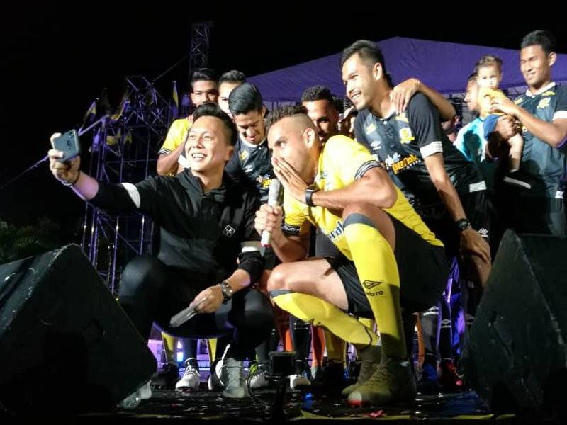 Pemain import Perak, Gilmar da Silva mengetuai chant Sha La La pada majlis berkenaan.