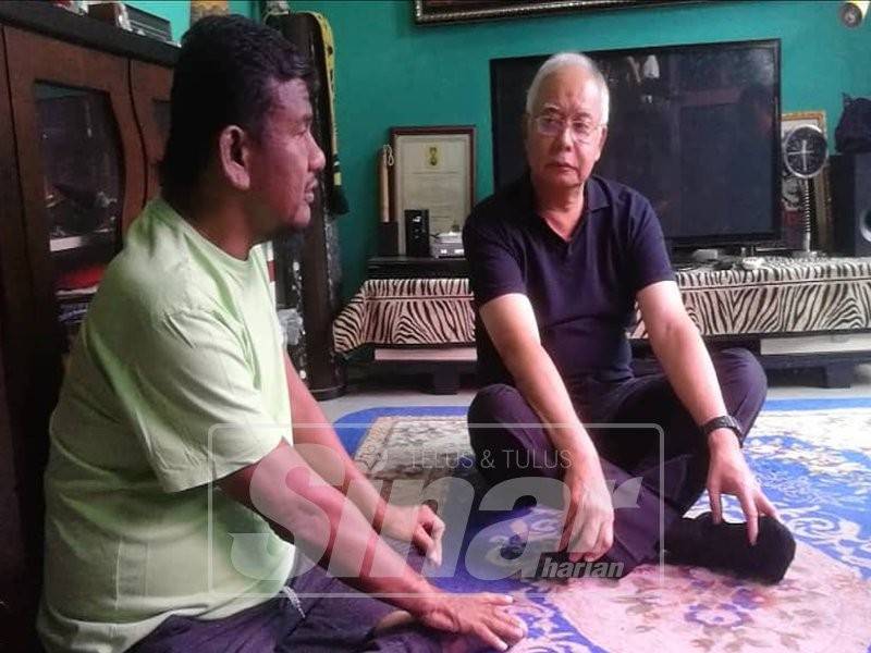 Najib bertanyakan keadaan kesihatan Ebby Yus ketika melawat artis itu di rumahnya di Kampung Baru.