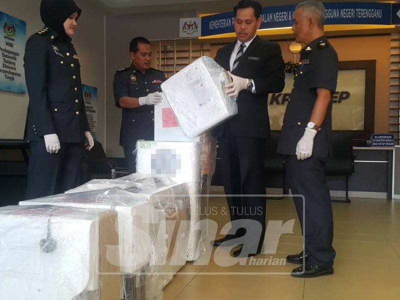 Saharuddin (dua dari kanan) melihat mesin penapis air yang disita KPDNHEP.