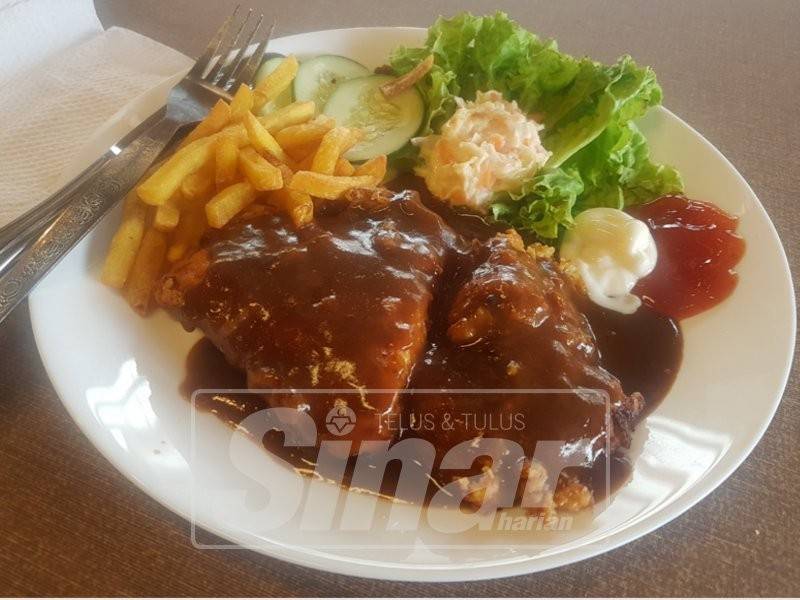 Set 'chicken chop' untuk guru ini cuma berharga RM6 di Iman Cafe.