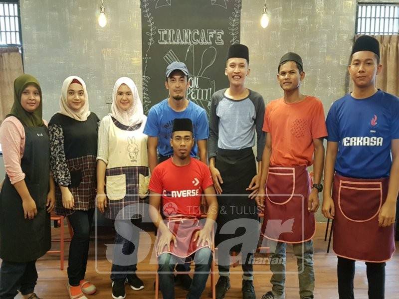 Mohd Azizul bersama barisan pekerjanya.