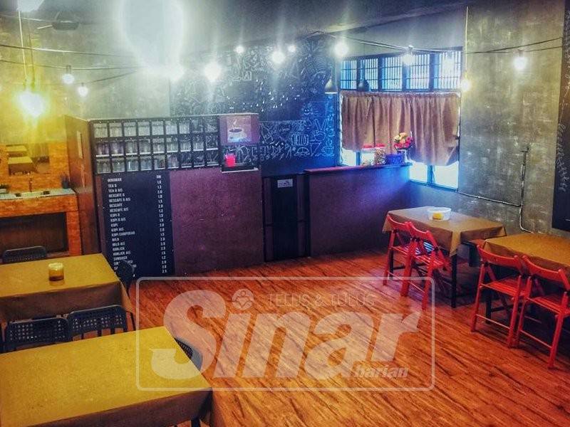 Sistem pencahayaan menjadikan suasana dalam Iman Cafe sangat menenangkan.