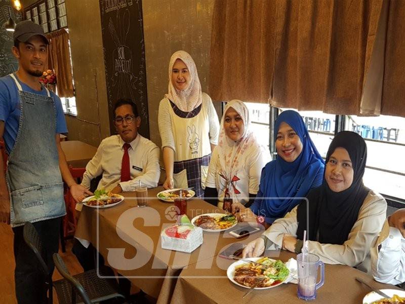 Mohd Azizul dan isterinya melayani guru-guru yang bersantai di kafe mereka sambil menikmati hidangan set 'chicken chop'.