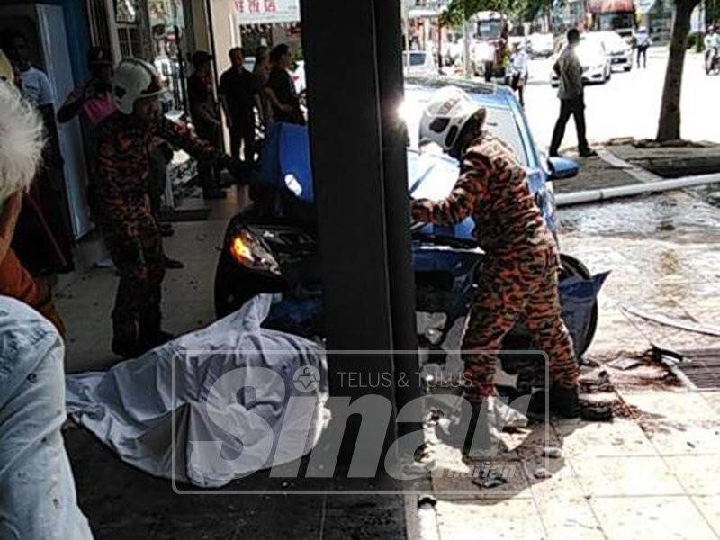 Seorang pelancong asing maut dirempuh kereta dalam kemalangan membabitkan dua kenderaan dan seorang pejalan kaki di Jalan Melaka Raya, hari ini.
