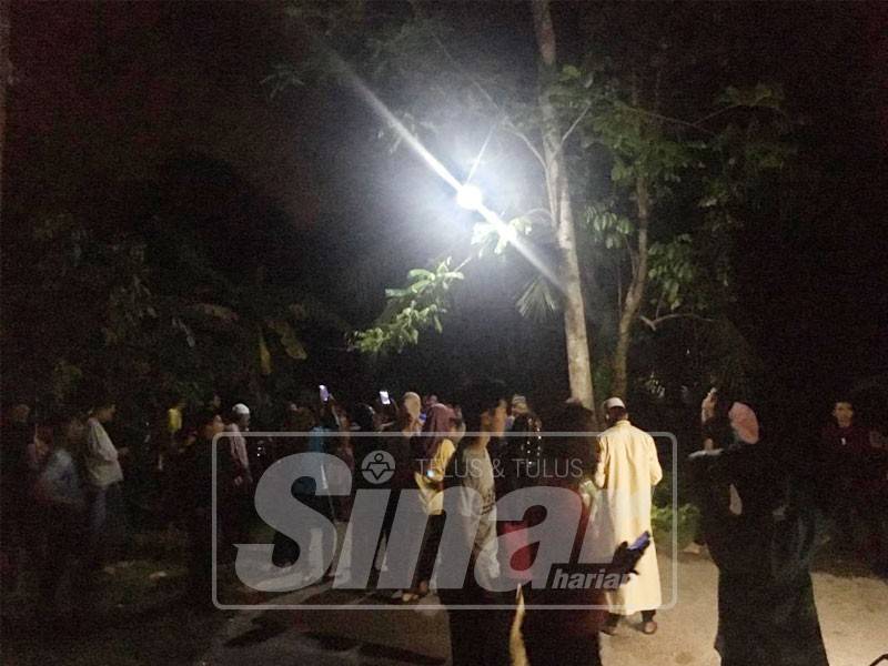 Suasana pada malam hari apabila penduduk mula berkumpul untuk melihat sendiri kejadian pohon petai yang 'menangis'.