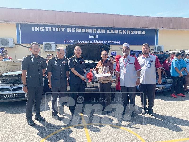 Ching Chung (tiga, kiri) menyerahkan kunci sebagai simbolik penyerahan kereta lucuthak kepada Abdul Jalil.