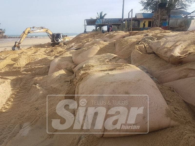 Tanah yang runtuh akibat hakisan menyebabkan bangunan kedai koperasi PNK Kemasik dan sebuah rumah turut rosak.