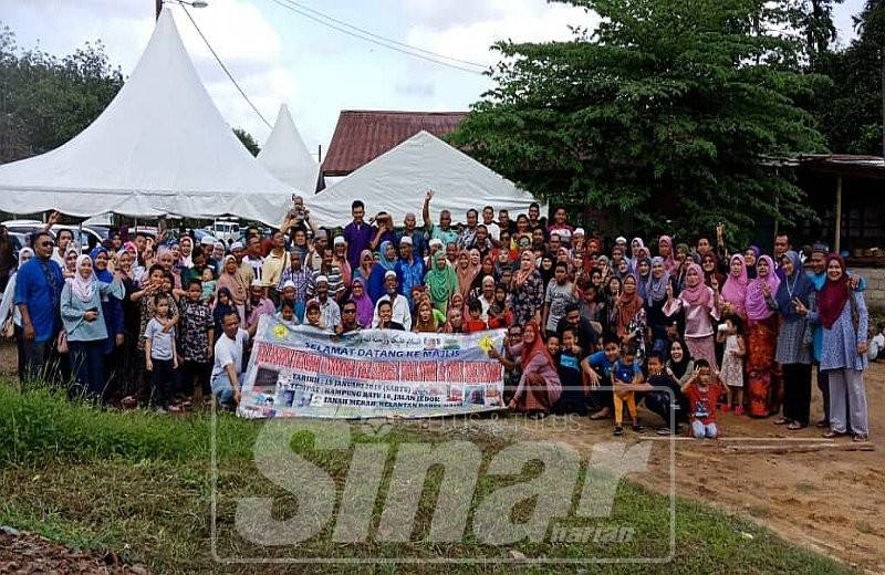 Sebahagian yang hadir menjayakan program Jalinan Kasih Ummah Keluarga Tok Noh dan Tok Mek Noh.