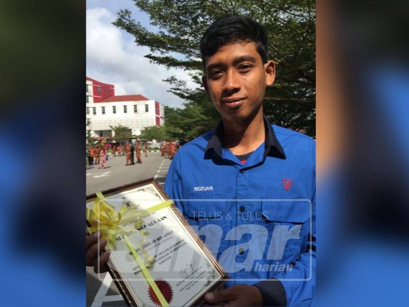 Muhammad Ridzuan bersama sijil penghargaan diterimanya. 