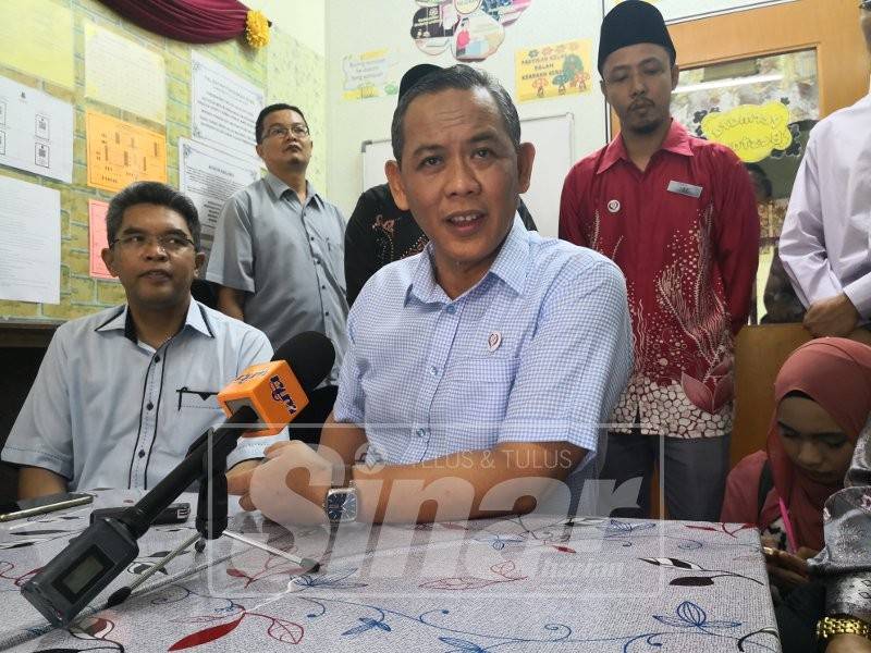 Aminuddin (tengah) pada sidang media, semalam.