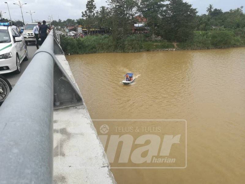 Pihak penyelamat kini sedang melakukan pencarian.