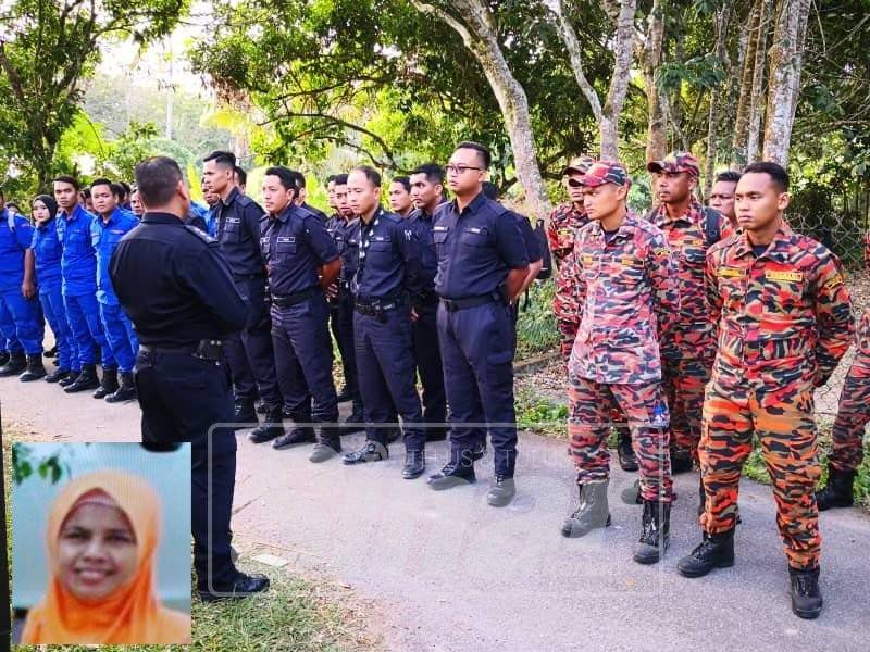Anggota polis bersama pasukan bomba dan penyelamat berbaris sebelum memulakan operasi mencari dan menyelamat pada hari ketiga Rosiah hilang, semalam. Gambar kecil, Rosiah.