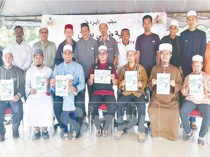 Mohamad Syafiq (duduk, tengah) bersama sebahagian orang ramai jawatankuasa yang bertanggungjawab menjayakan kempen Kelantanku Bersih selepas Kuliah Dhuha di sini.