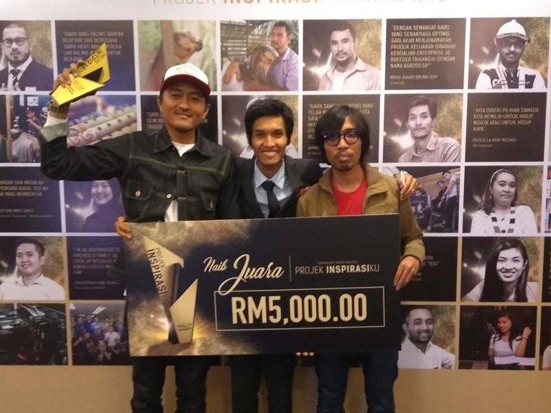 Ahmad Safuan rakannya selepas menerima hadiah Naib Johan anugerah Projek Inspirasiku SSM akhir tahun lepas.