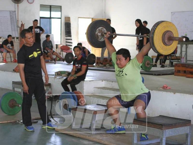 Mohd Nor (kiri) memantau salah seorang anak buahnya menjalani latihan.