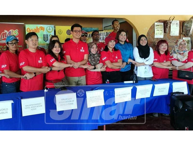 Kar Hing (hadapan, tujuh kanan), pada sidang media, berkenaan hari ini.