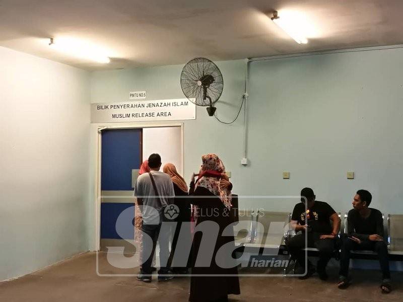 Suasana pilu menyelubungi pekarangan Bilik Forensik Hospital Serdang.