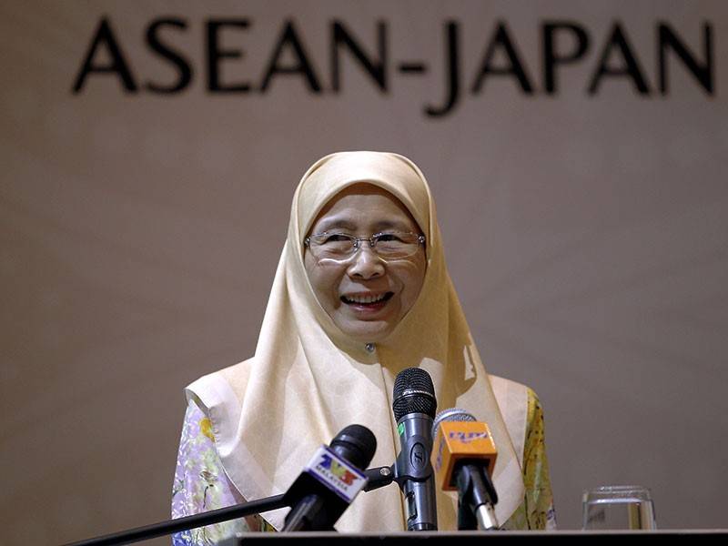 Timbalan Perdana Menteri Datuk Seri Dr Wan Azizah Wan Ismail ketika berucap pada 'ASEAN-Japan Women Entrepreneurs Linkage Program' malam ini. - Foto Bernama