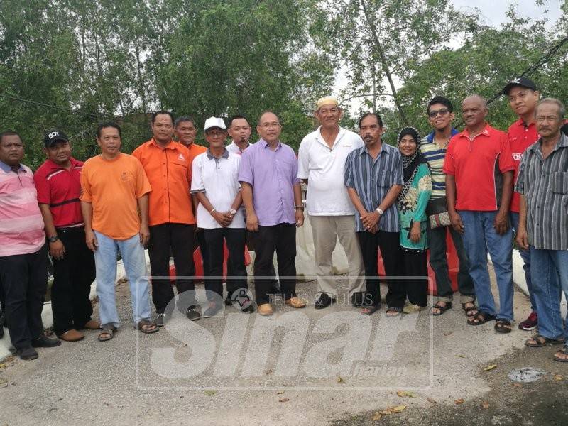 Penduduk mahu jambatan baharu dibina di Kampung Sepah Beruang, Benut.
