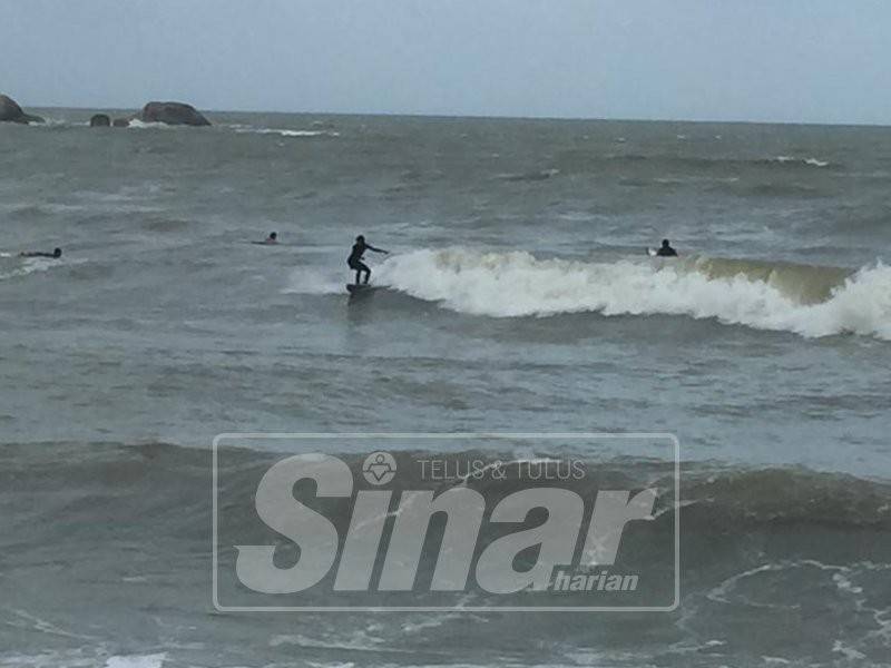 Aksi Mona Rasidah ketika 'meredah' ombak