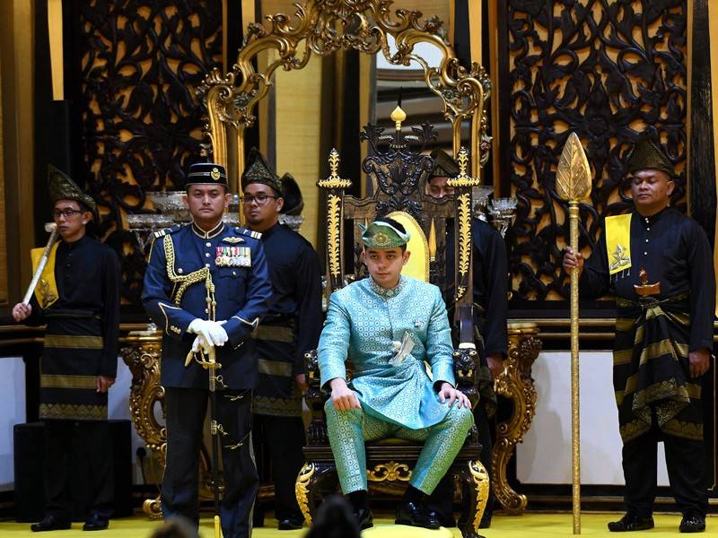Tengku Hassanal Tak Banyak Ragam Jururawat Istana