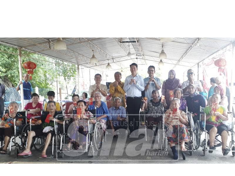 Tze Min (berdiri tengah) bergambar bersama warga emas dan pemimpin daerah Padang Terap yang turut menghadiri program tersebut.