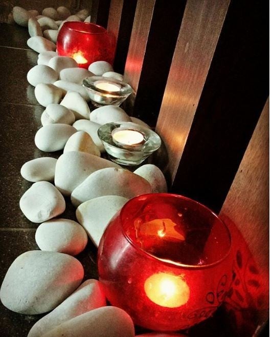 Biasan lilin memberi aura harmoni yang menenangkan. 