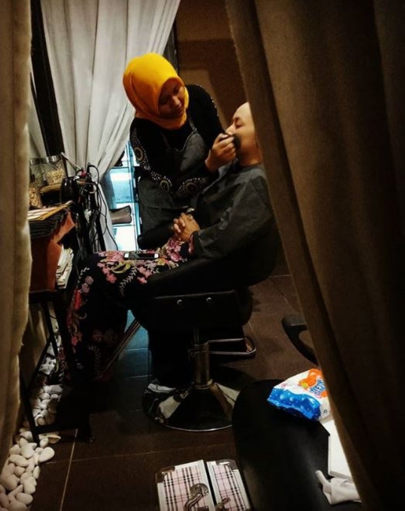 
Rawatan dan solekan wajah turut disediakan. 