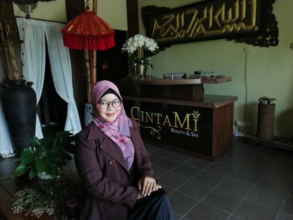 
Rafizah menyusun atur spa miliknya berkonsepkan ala Bali tradisional.