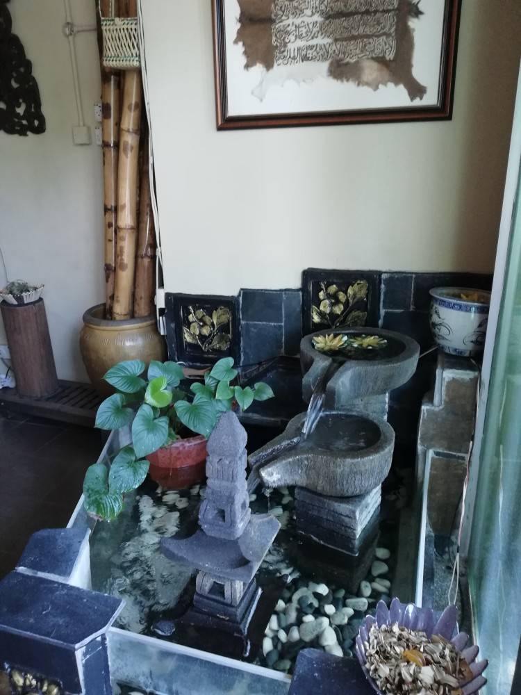 Bunyi pancuran air dan tanaman semula jadi mengasyikkan. 