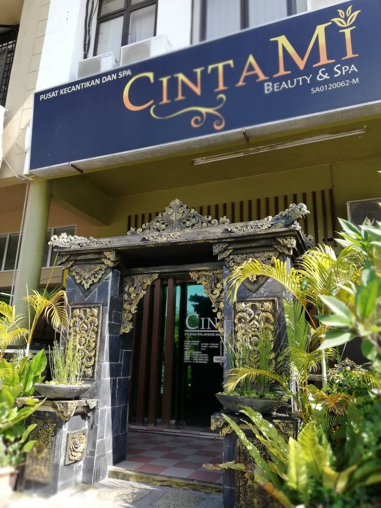 Lambaian dari pintu masuk ke Cintami Spa & Beauty. 