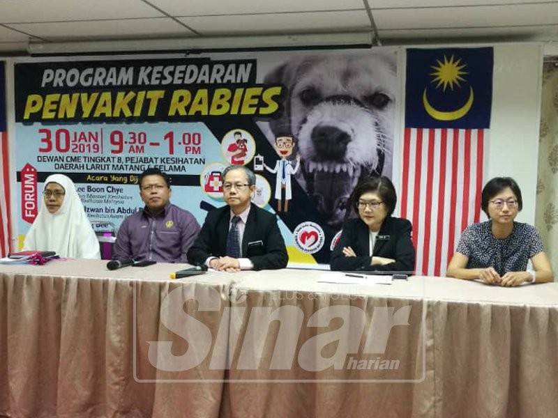 Boon Chye(tengah) bersama barisan pengurusan tertinggi Jabatan Kesihatan Negeri Perak, MPT dan Jabatan Perkhidmatan Veterinar daerah LMS sewaktu sidang media hari ini.