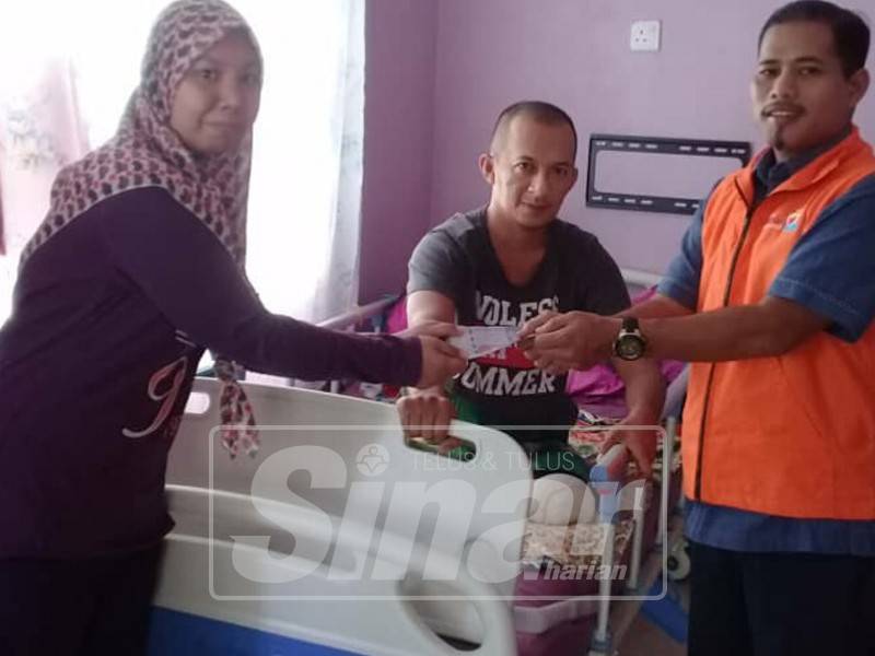 Wakil Pejabat Jabatan Kebajikan Masyarakat Daerah Kuala Muda menyampaikan Tabung Wang Bantuan Segera Persekutuan sebanyak RM300 bagi meringankan beban Nazri.