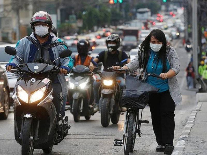 Penduduk Bangkok menggunakan topeng mulut dan hidung akibat jerebu yang melanda bandaraya itu.