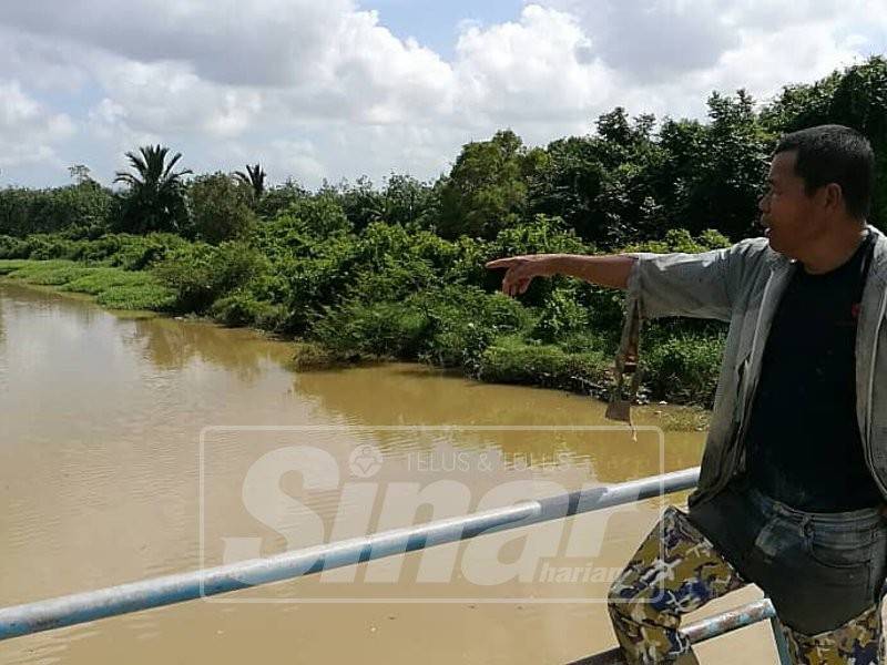 Harun menunjukkan lubuk buaya di Sungai Kalor.