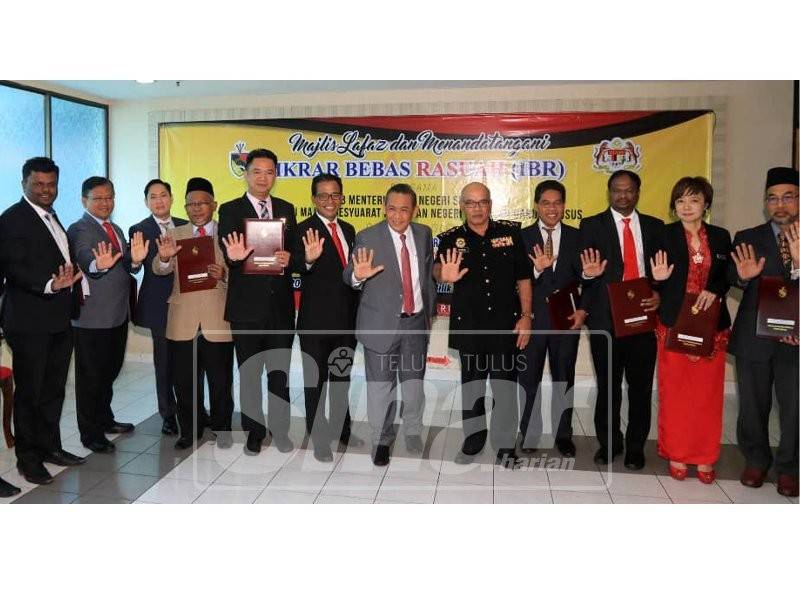 Aminuddin (tengah) dan semua Exco Negeri Sembilan termasuk Setiausaha Kerajaan Negeri, Pegawai Undang-Undang dan Pegawai Undang-Undang selesai melafaz dan menandatangani IBR. Turut kelihatan Shamshun (lima kanan).