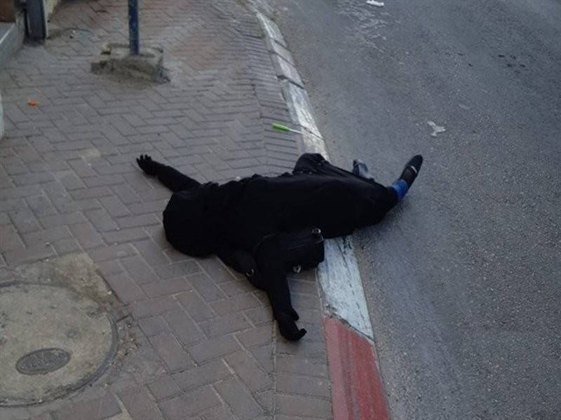 Wanita Palestin yang didakwa cuba menikan temtera Israel di pos pemeriksaan Al-Zaayim, awal hari ini.