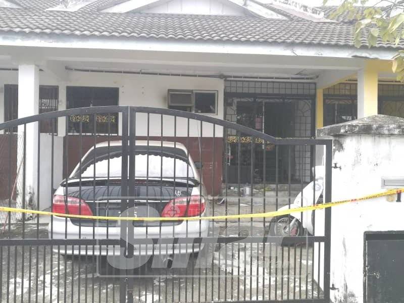 Kelihatan sebuah kereta warna perak serta sebuah skuter putih selain basikal kecil di dalam gril kediaman itu.
