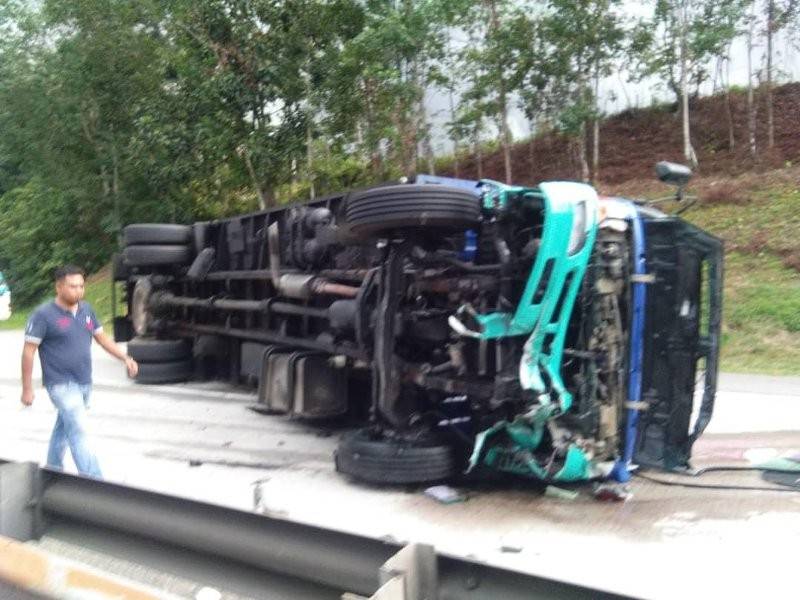 Keadaan lori melintang di Kilometer 329.9 lebuh raya PLUS. Foto: Pembaca Sinar Harian
