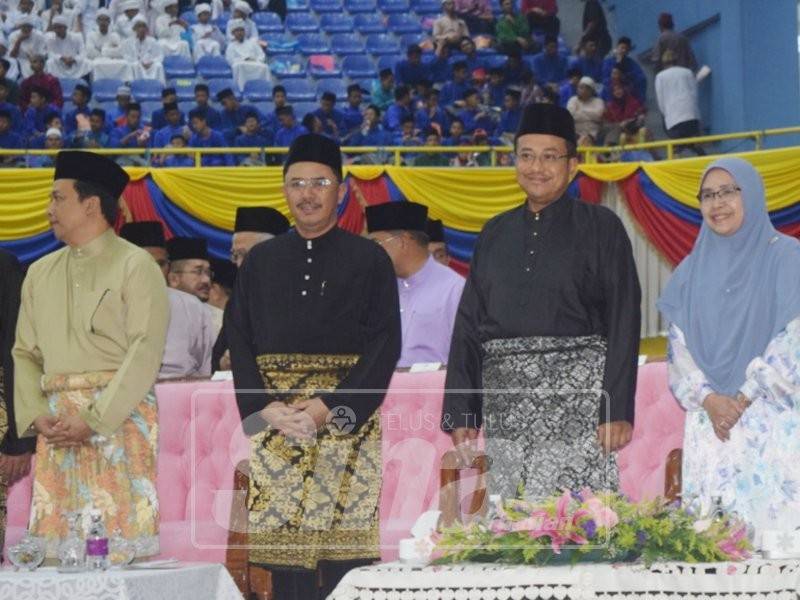 Ahmad Samsuri (dua, kanan) hadir merasmikan Majlis Tilawah Al-Quran Peringkat Negeri Terengganu di MPK.